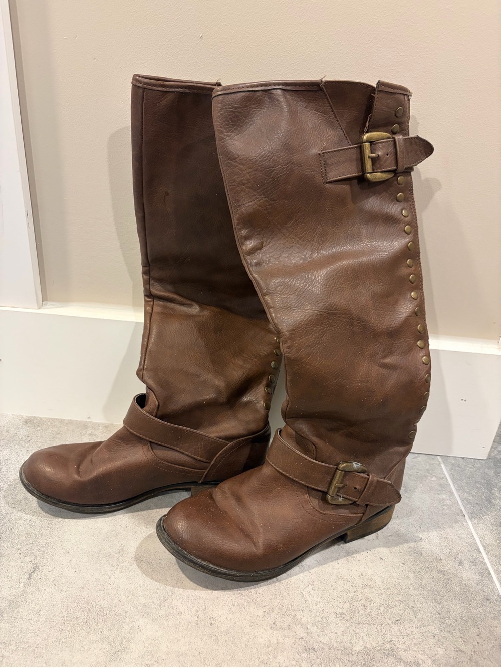 Brown knee boots with buckle